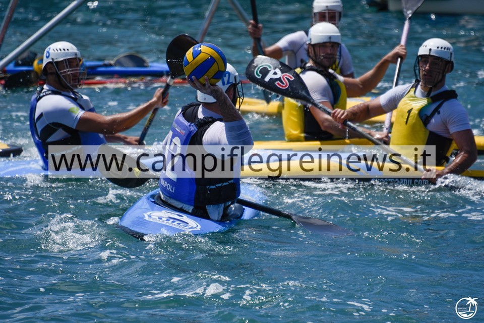 Nel lago Miseno lo spettacolo delle serie A di canoa polo: Napoli insegue i play off