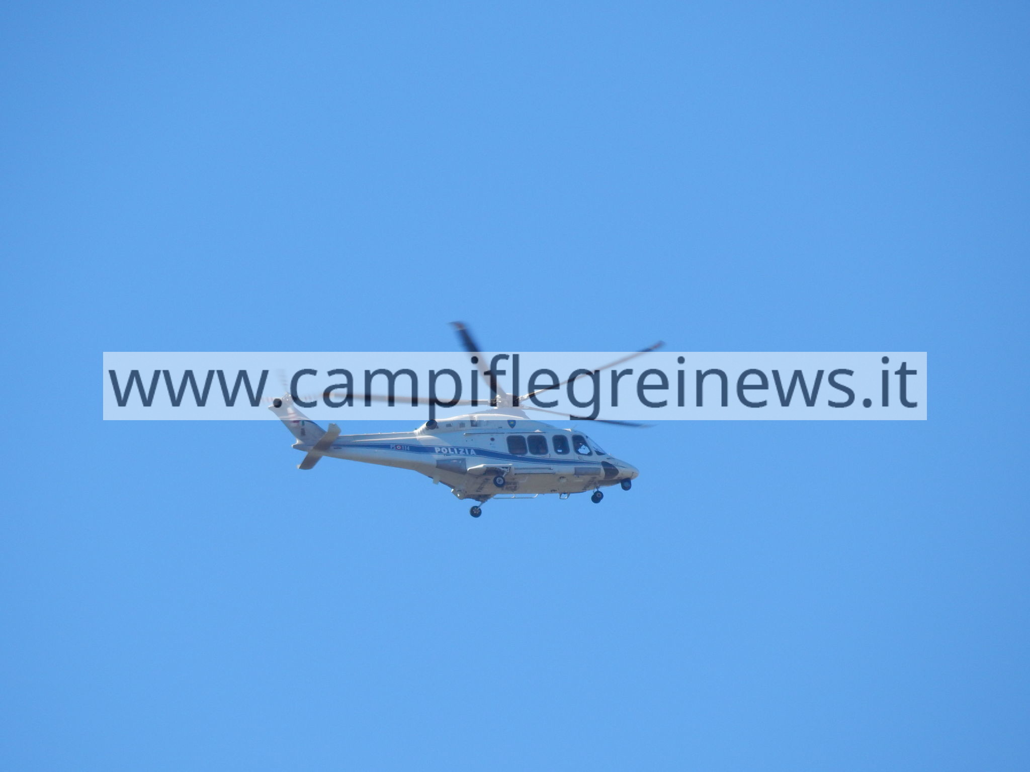 L’elicottero di Papa Francesco sui Campi Flegrei prima di atterrare a Posillipo