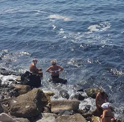 Schiuma marrone, puzza di fogna e divieto di balneazione: ma la gente fa il bagno a La Pietra|FOTO