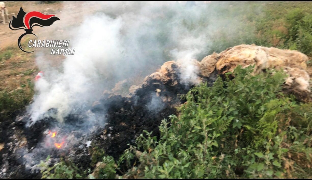 GIUGLIANO/ Incendio di rifiuti chimici su un campo coltivato a ortaggi: 32 denunce dei carabinieri