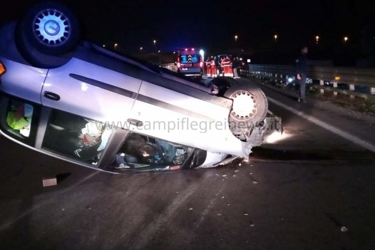 ULTIMORA/ Spaventoso incidente sulla Statale a Varcaturo, auto capovolta e due ragazzi in ospedale