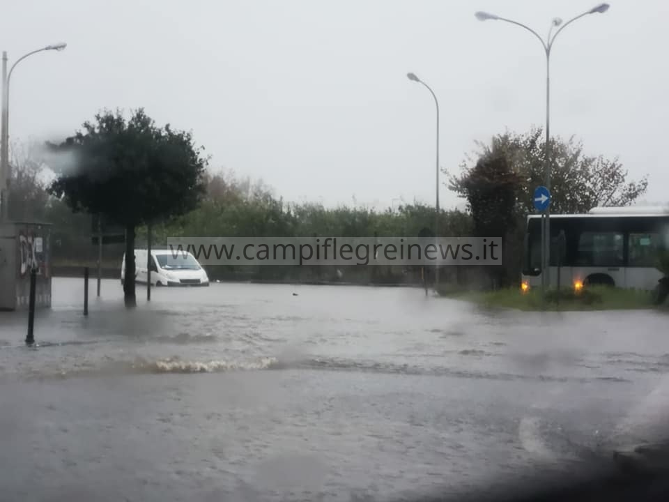 BACOLI/ Dieci minuti di piogge e le strade si trasformano in fiumi in piena di…..merda|FOTO