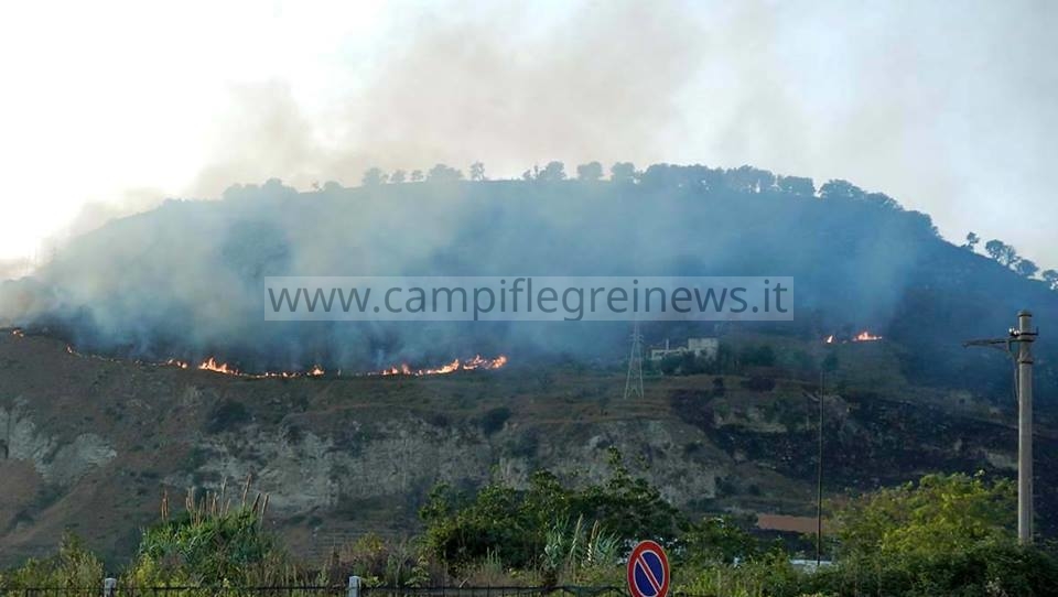 POZZUOLI/ Ancora fiamme sul Monte Barbaro, in azione un elicottero della regione Campania