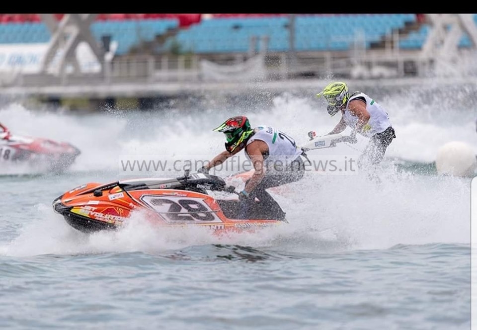 Spettacolo con il campionato italiano di moto d’acqua al Lido Varca d’Oro nel week end