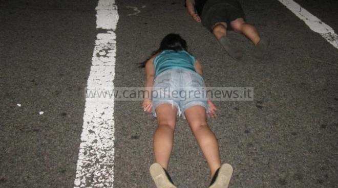 La follia Planking Challenge arriva anche nei Campi Flegrei, ragazzi sdraiati a terra in attesa che arrivano auto