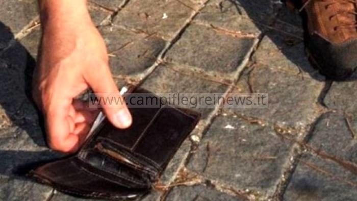 Trovano portafogli con denaro e carte di credito a via Napoli, 4 ragazzi rintracciano il proprietario e lo restituiscono