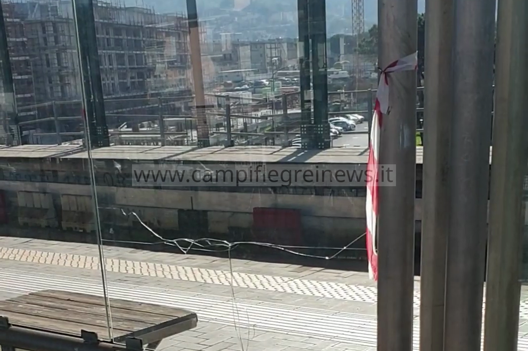 QUARTO/ Baby gang distrugge i vetri delle panchine alla stazione della Circumflegrea, indagano i carabinieri – LE FOTO
