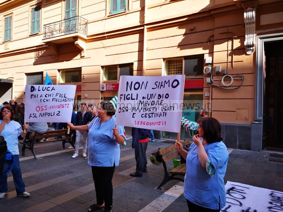 Asl Napoli 2 Nord, protesta delle operatrici socio sanitarie precarie davanti il palazzo della Regione – LE FOTO