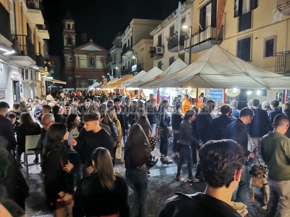 POZZUOLI/ Festival delle Tradizioni Italiane, bagno di folla ieri sera in piazza della Repubblica – LE FOTO