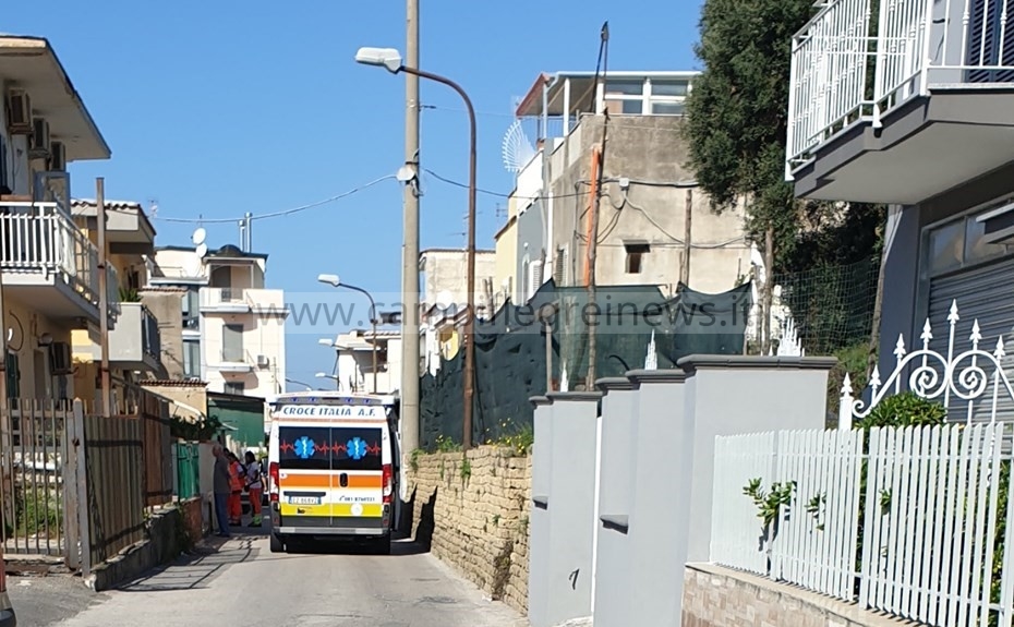 ULTIMORA/ Anziano trovato morto in casa dai vicini in via Virgilio al Fusaro, sul posto i carabinieri
