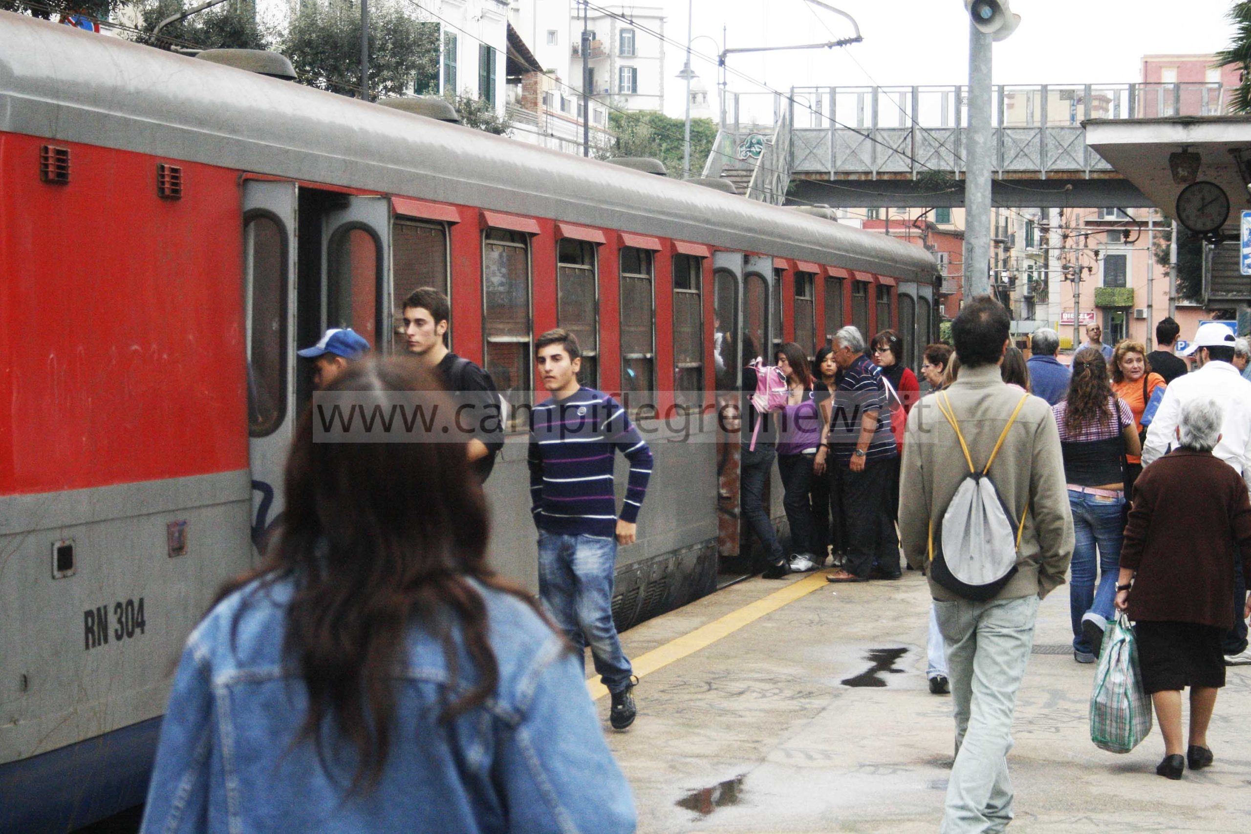 Guasto a treno della Cumana a Pozzuoli, passeggeri costretti a tornare a piedi in stazione