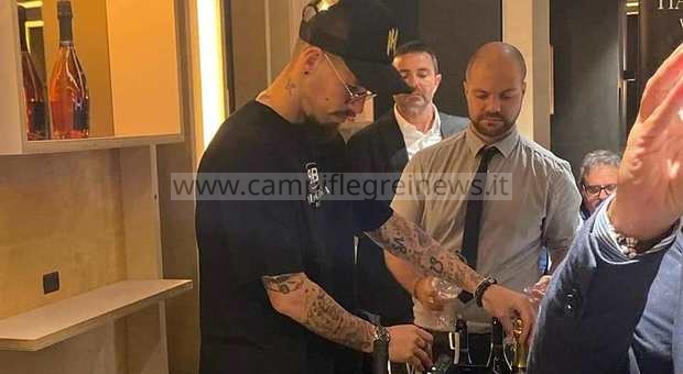 LUCRINO/ L’ex capitano azzurro Hamsik sponsorizza i prosecco del suo vigneto in un ristorante – LE FOTO