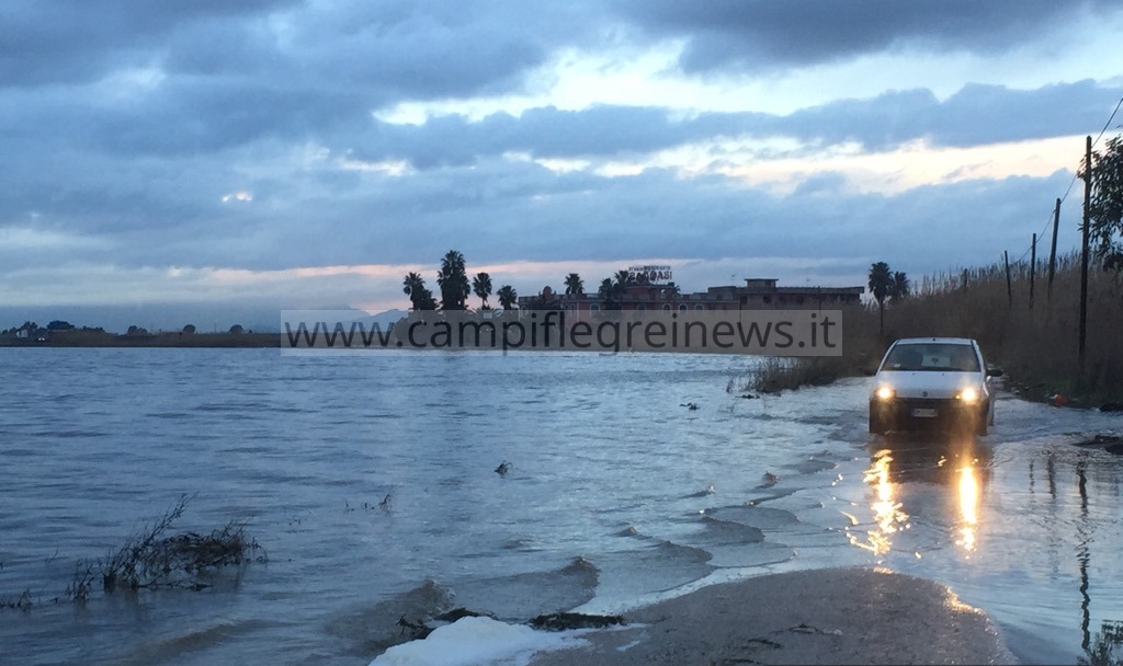 ULTIMORA/ Esonda il lago Patria, strade e terreni allagati – LE FOTO