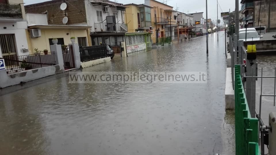 BACOLI/ Situazione critica in via Giulio Cesare al Fusaro, acqua invade abitazioni e negozi
