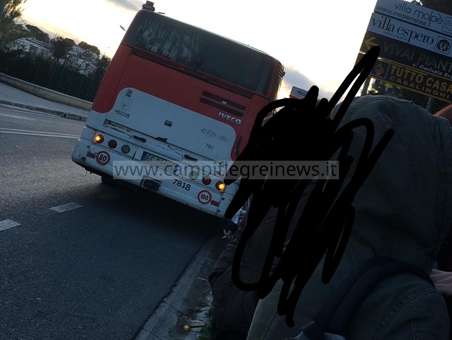 POZZUOLI/ Guasto ad un bus della Ctp, studenti costretti a scendere e ad aspettare quello successivo