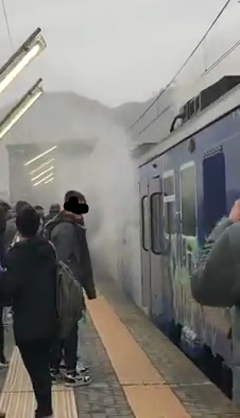 Circumflegrea, treno in fumo per avaria (5)