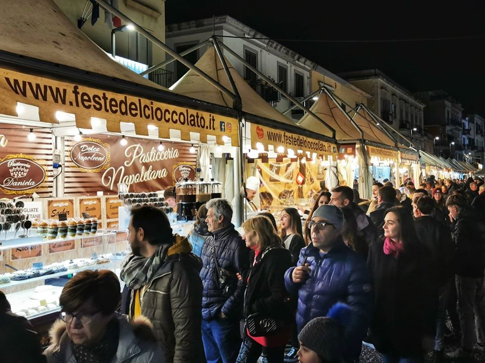 POZZUOLI/ Boom di visitatori alla “Festa del Cioccolato” tenutasi nel week end in piazza – LE FOTO
