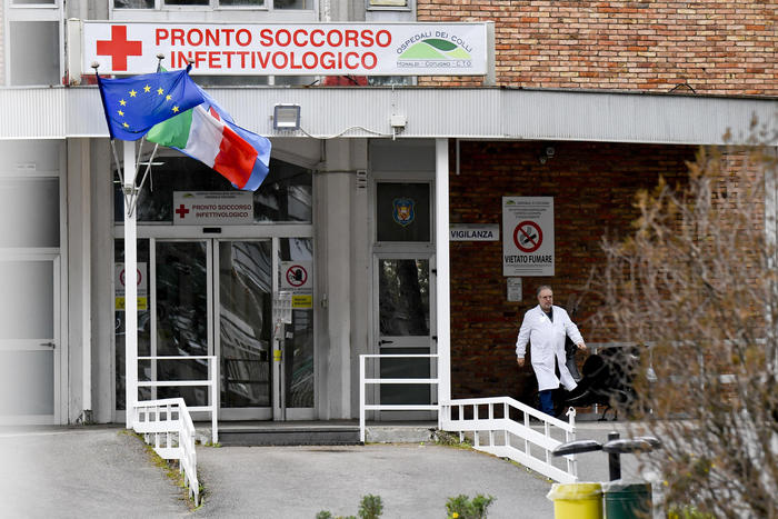 “Giovane di Pozzuoli non ha sintomi, non risultano abbia avuto contatti ma sono in corso verifiche”
