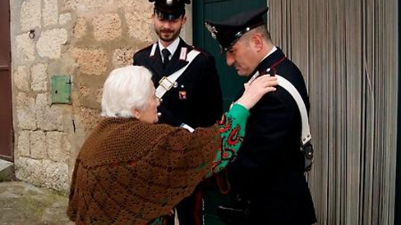 Carabinieri aiutano anziana da sola in casa a far ripartire l’impianto elettrico