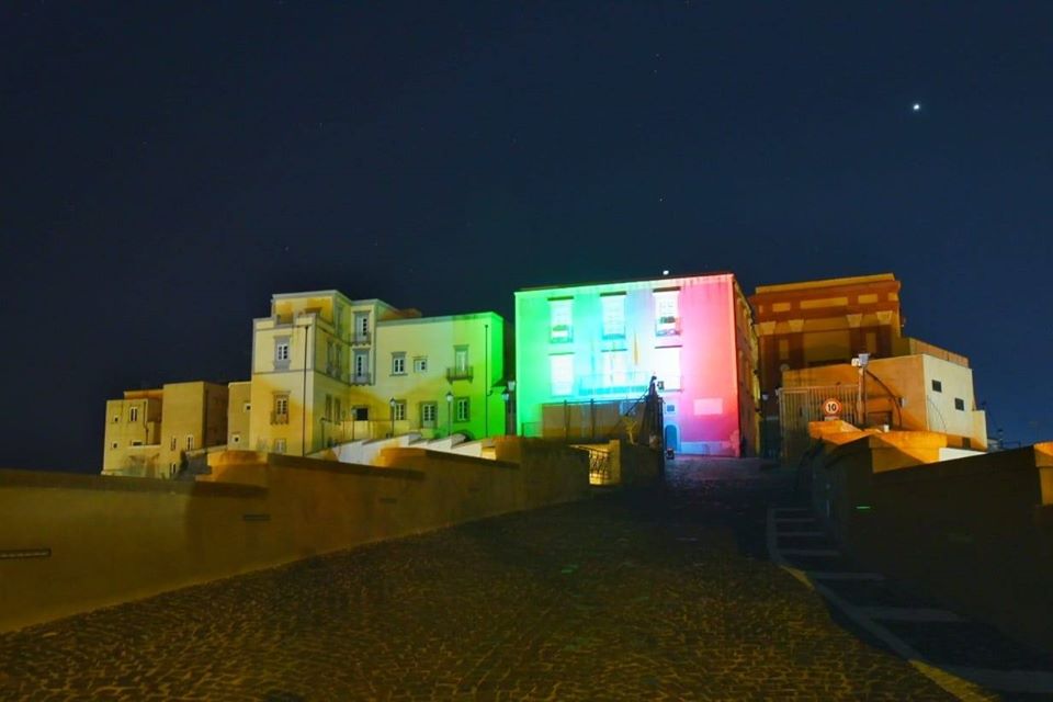POZZUOLI/ Palazzo Migliaresi questa sera con le luci del tricolore dell’Italia