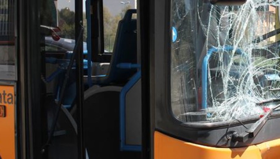MONTERUSCIELLO/ Sassaiola contro bus della Ctp, autista salvo per miracolo: parabrezza in frantumi