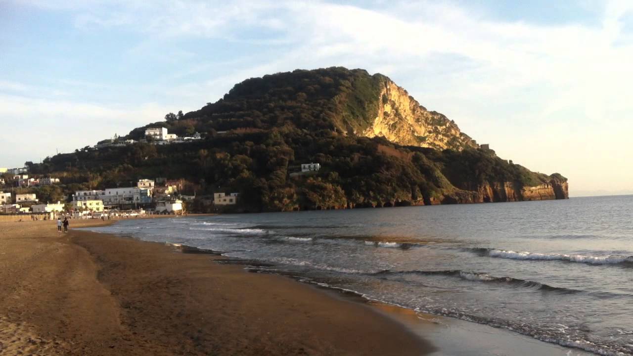 Miseno, gruppo in spiaggia a fare il bagno: arriva la Guardia Costiera e scappano
