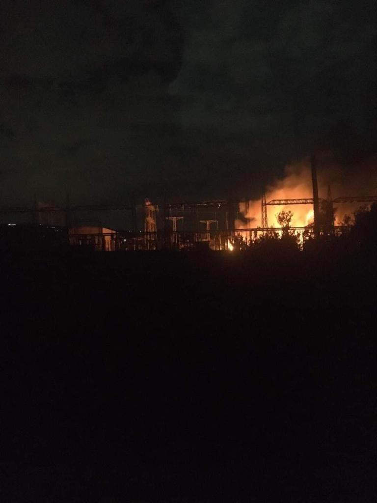 Pozzuoli, scoppio e fiamme nella centrale elettrica: black out per oltre mezz’ora – LE FOTO