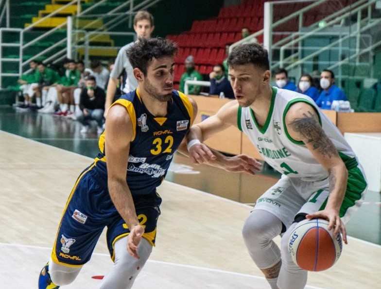 Basket – Nonostante le assenze la Virtus Pozzuoli non sbaglia contro Salerno e conquista il derby 74-64