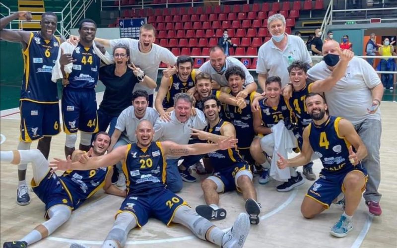 Basket| La Virtus Pozzuoli è salva! Il pala Del Mauro si colora di gialloblu e Pozzuoli vince 65-72