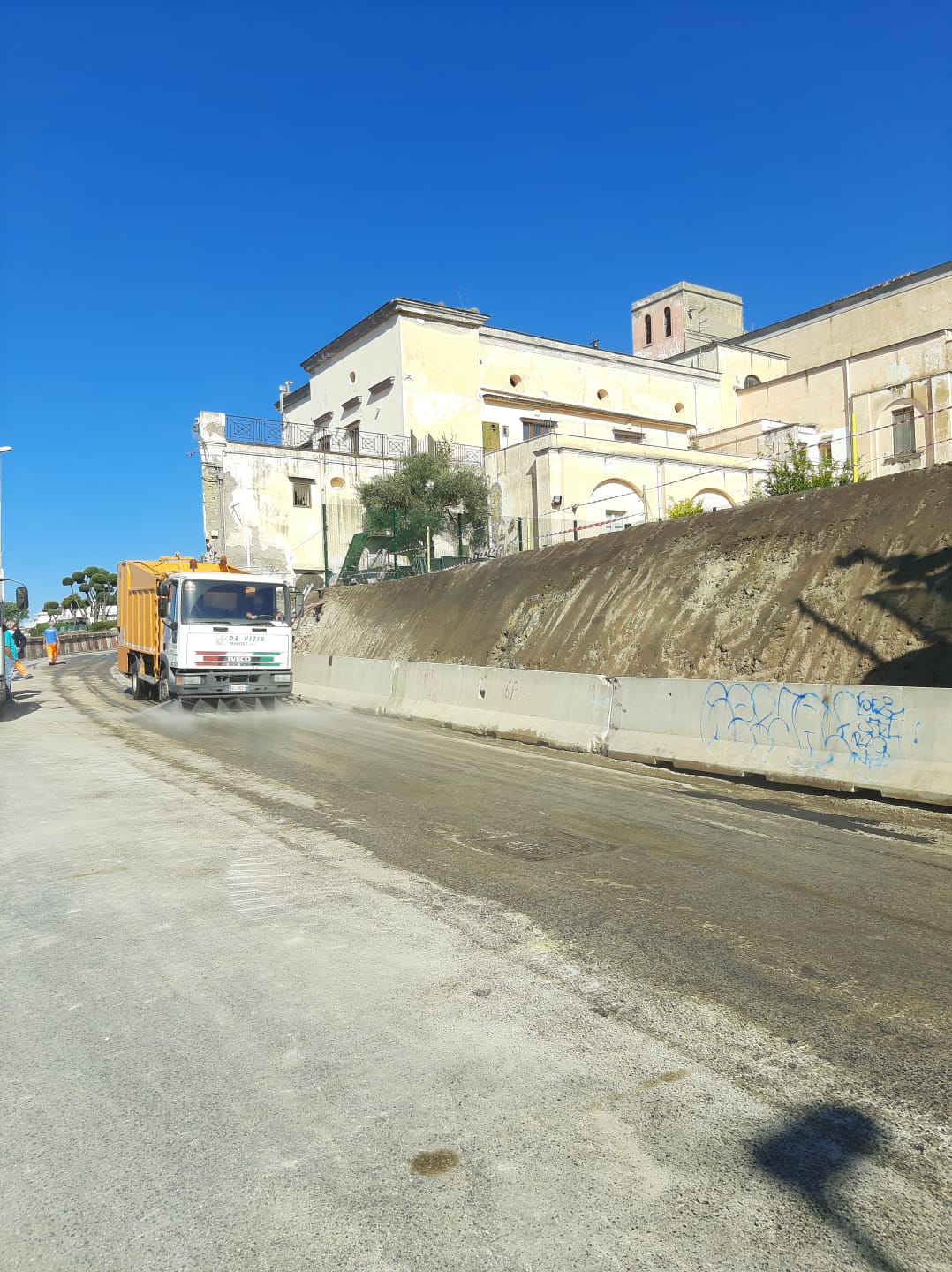 Via Pergolesi riapre al traffico: messo in sicurezza il muro del carcere crollato