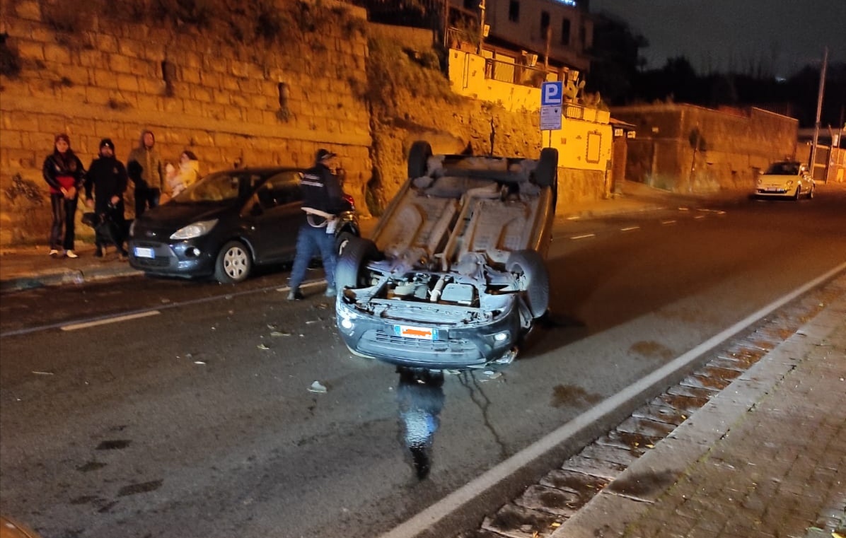 Auto carambola sulla via Solfatara