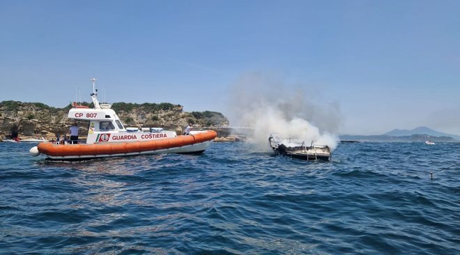 Barca si incendia a Bacoli: la Guardia Costiera salva gli occupanti
