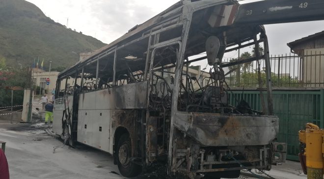 Bus che ha sfondato l’ingresso del Comune: il motivo potrebbe essere riconducibile al bando per gli scuolabus