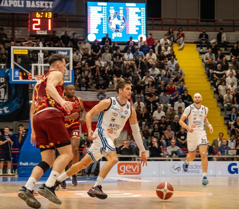 Napoli Basket - azione De Nicolao contro Rayer Vnezia