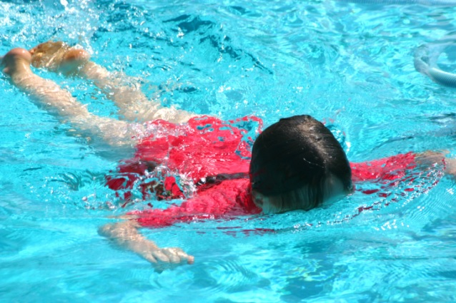 Bambino in piscina