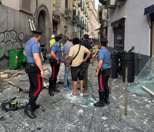Napoli - scoppio bombole gas