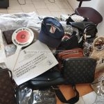 La Municipale di Pozzuoli scopre tassisti abusivi a Licola e sequestra merce destinata alla vendita sui lidi