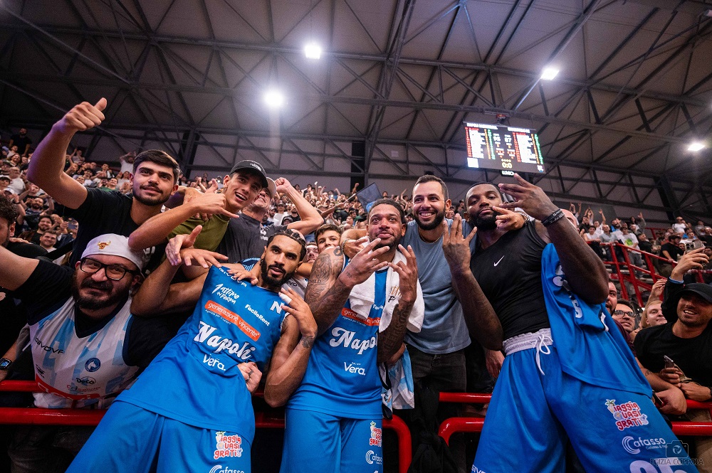 Napoli Basket - con i tifosi