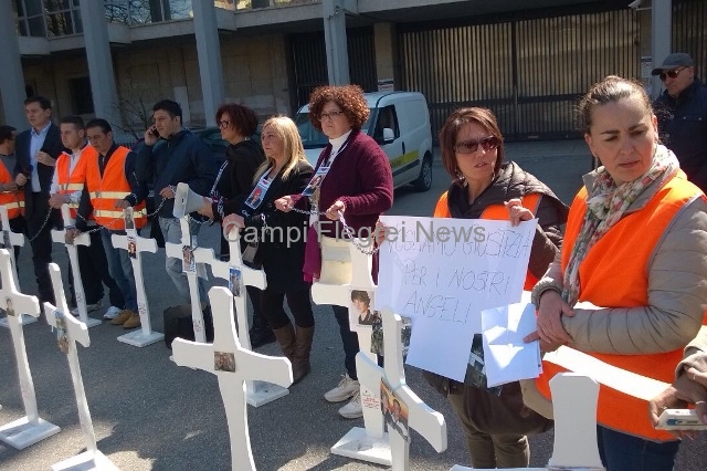 Tragedia di Monteforte Irpino, protesta dei familiari delle vittime davanti al Tribunale